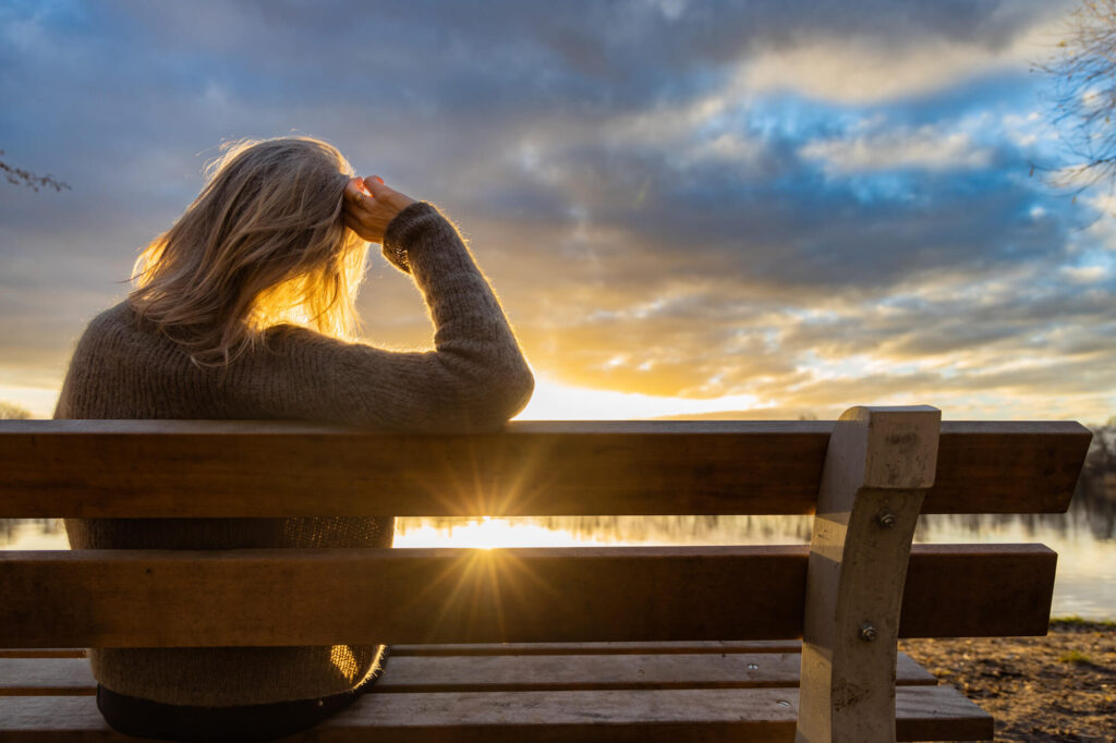 frau beim sonnenuntergang